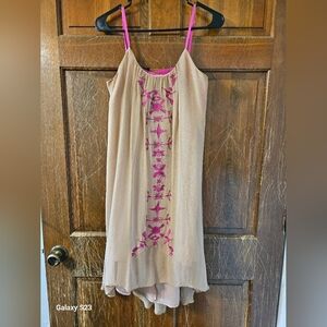 ARYN K. SIZE XS HOT PINK SPAGHETTI STRAP DRESS WITH HOT PINK EMBROIDERY 💗